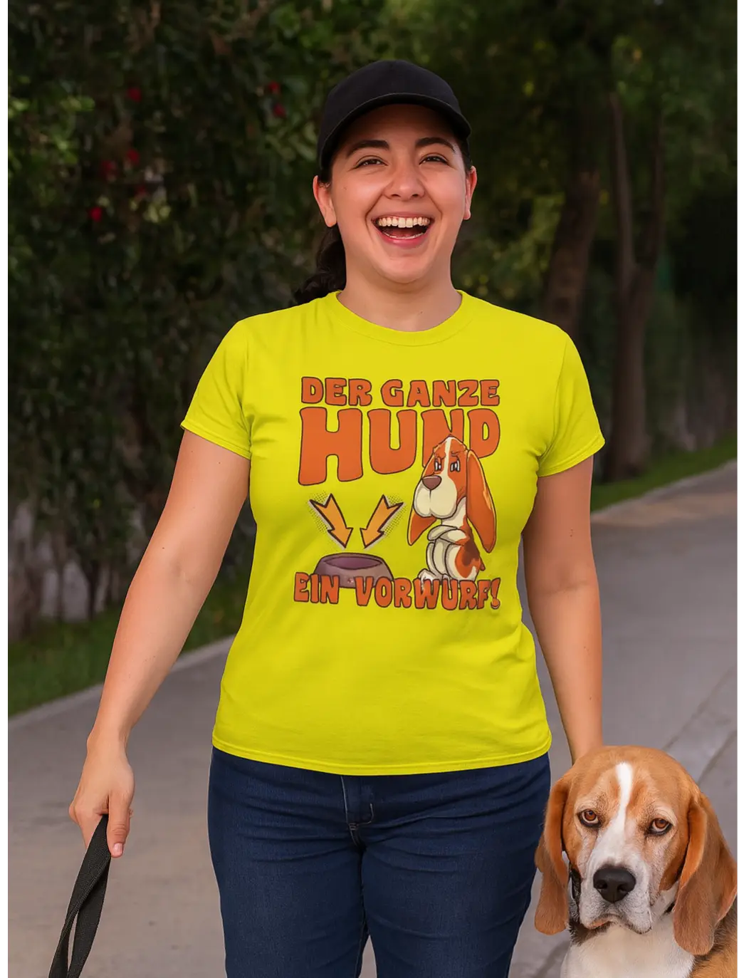 Hundebesitzerin mit vorwurfsvoll schauendem Beagle und witzigem Hunde-Shirt „Der ganze Hund – ein Vorwurf!“ in Gelb, ideal für Gassigänge mit Humor.