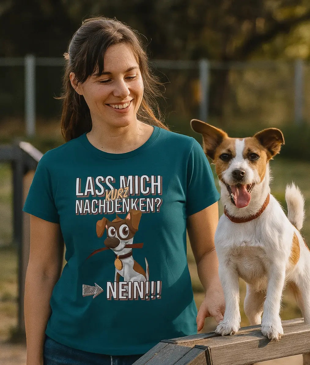 Frau mit Jack Russell Terrier auf dem Hundeplatz trägt ein T-Shirt mit dem Spruch „Lass mich kurz nachdenken? Nein!“ - humorvolles Hundemotiv in Bioqualität.