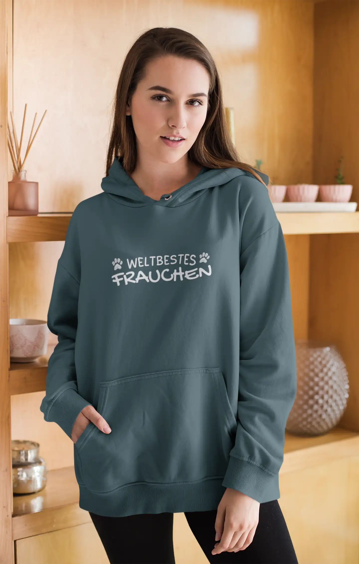 Frau trägt personalisierbaren Hoodie mit Aufdruck ‚Weltbestes Frauchen‘ – Hundemotiv aus der Kollektion von Baerenstyle Strolche