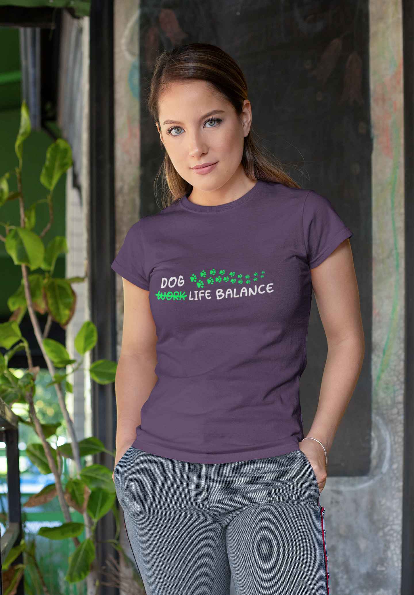 Frau mit Premium T-Shirt - Aufdruck: Dog Life Balance