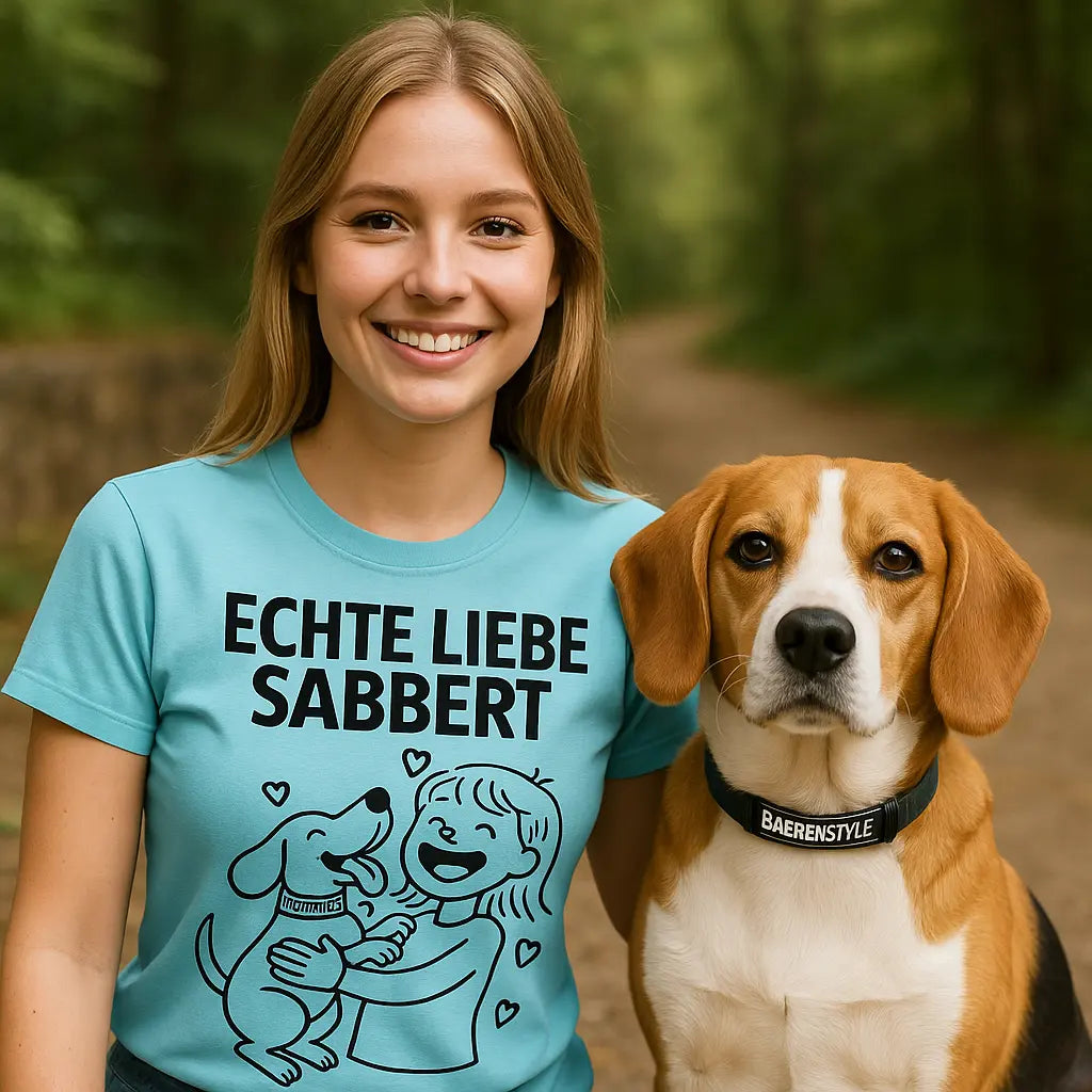 Hundespruch Shirt – Echte Liebe sabbert – Geschenk für Hundefans, lustiges Motiv mit Hund und Frau, Baerenstyle Strolche Design