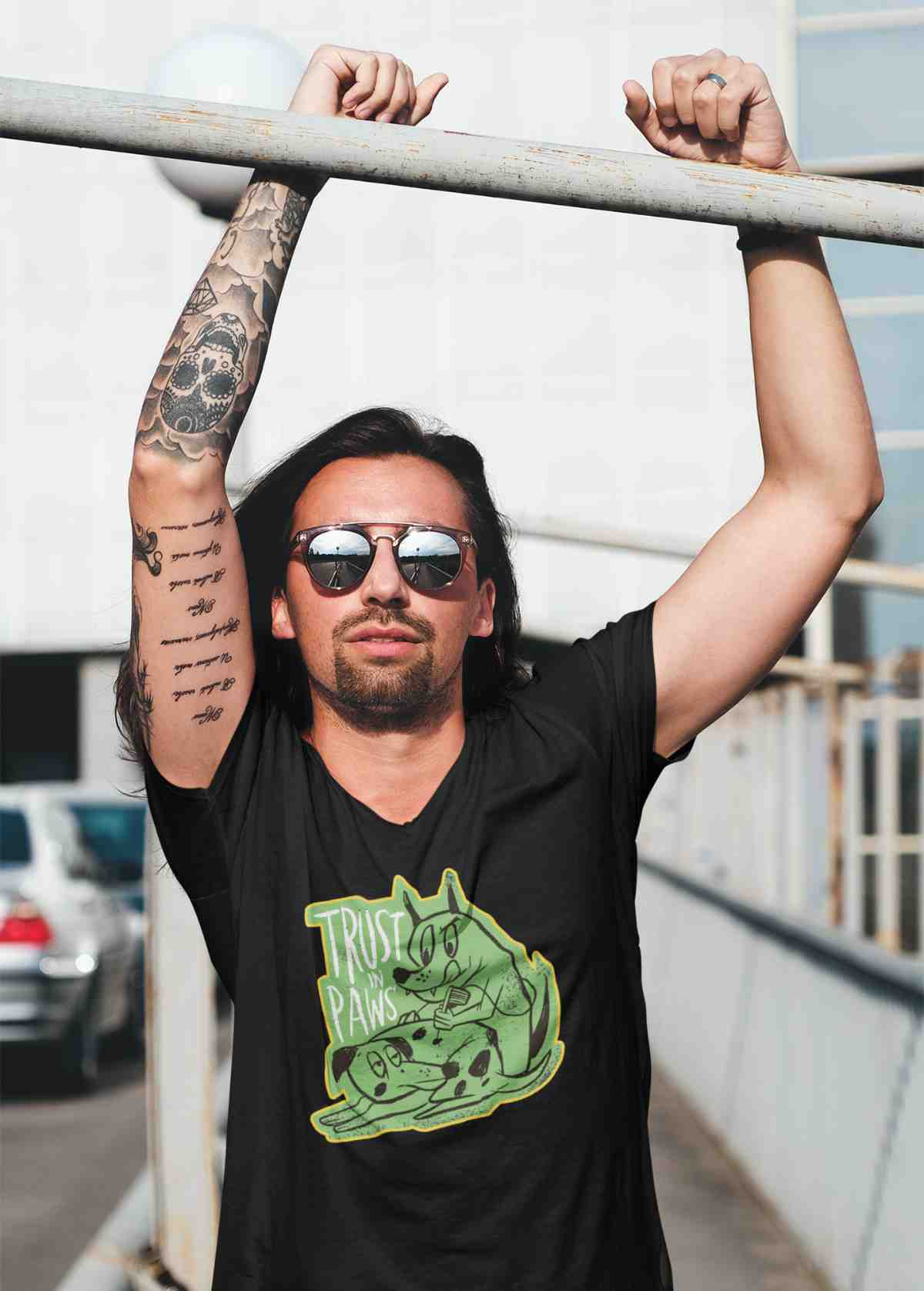 Bio Baumwolle V-Neck T-Shirt getragen von einem Mann mit Tattoos