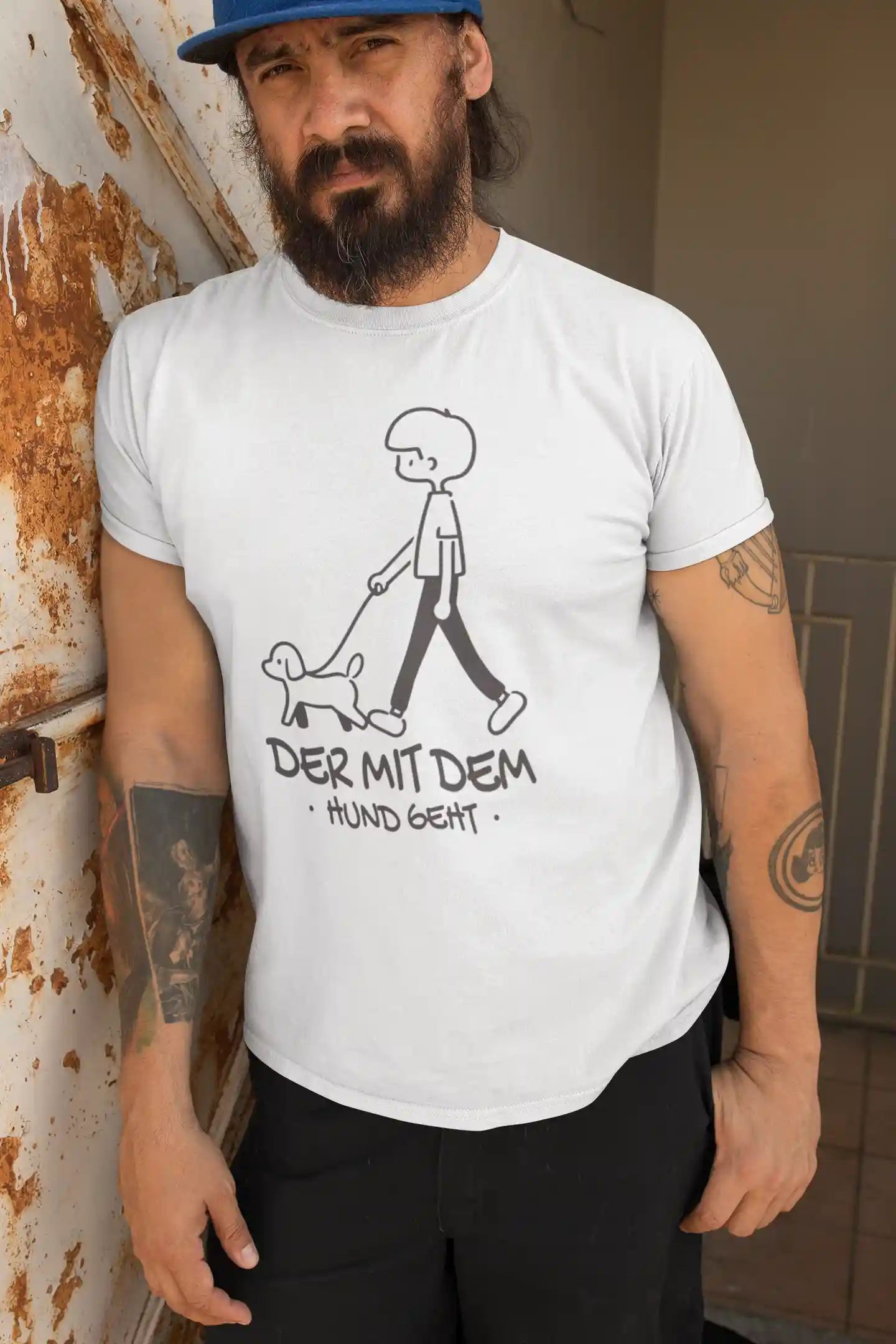 Strichmännchen-Motiv „Der mit dem Hund geht“ – lustiges Bio-Shirt für Hundepapas & Gassigänger, nachhaltige Kleidung von Baerenstyle Strolche