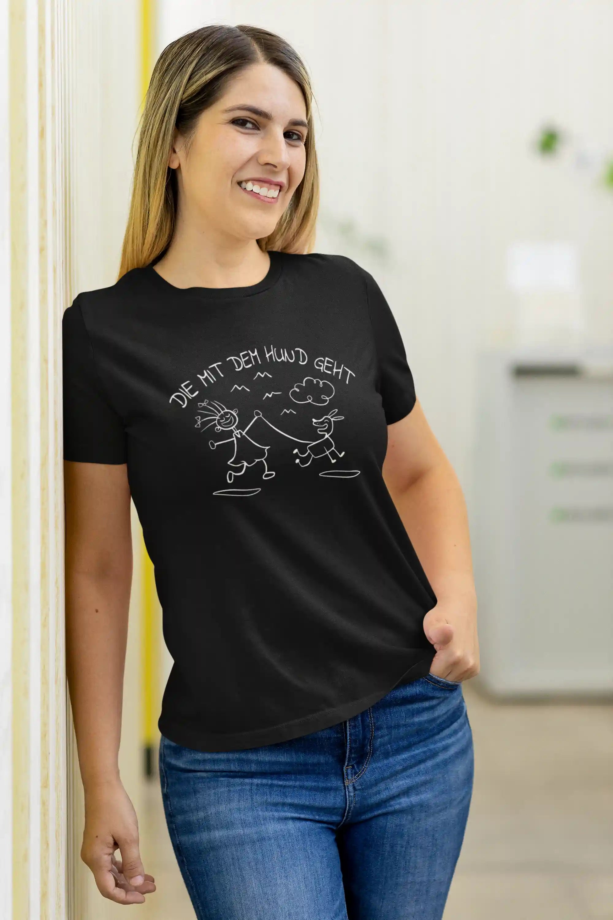 Frau trägt Bio-Shirt mit Aufdruck „Die mit dem Hund geht“ – nachhaltige Mode für Hundefreundinnen, ideal für Gassirunden.