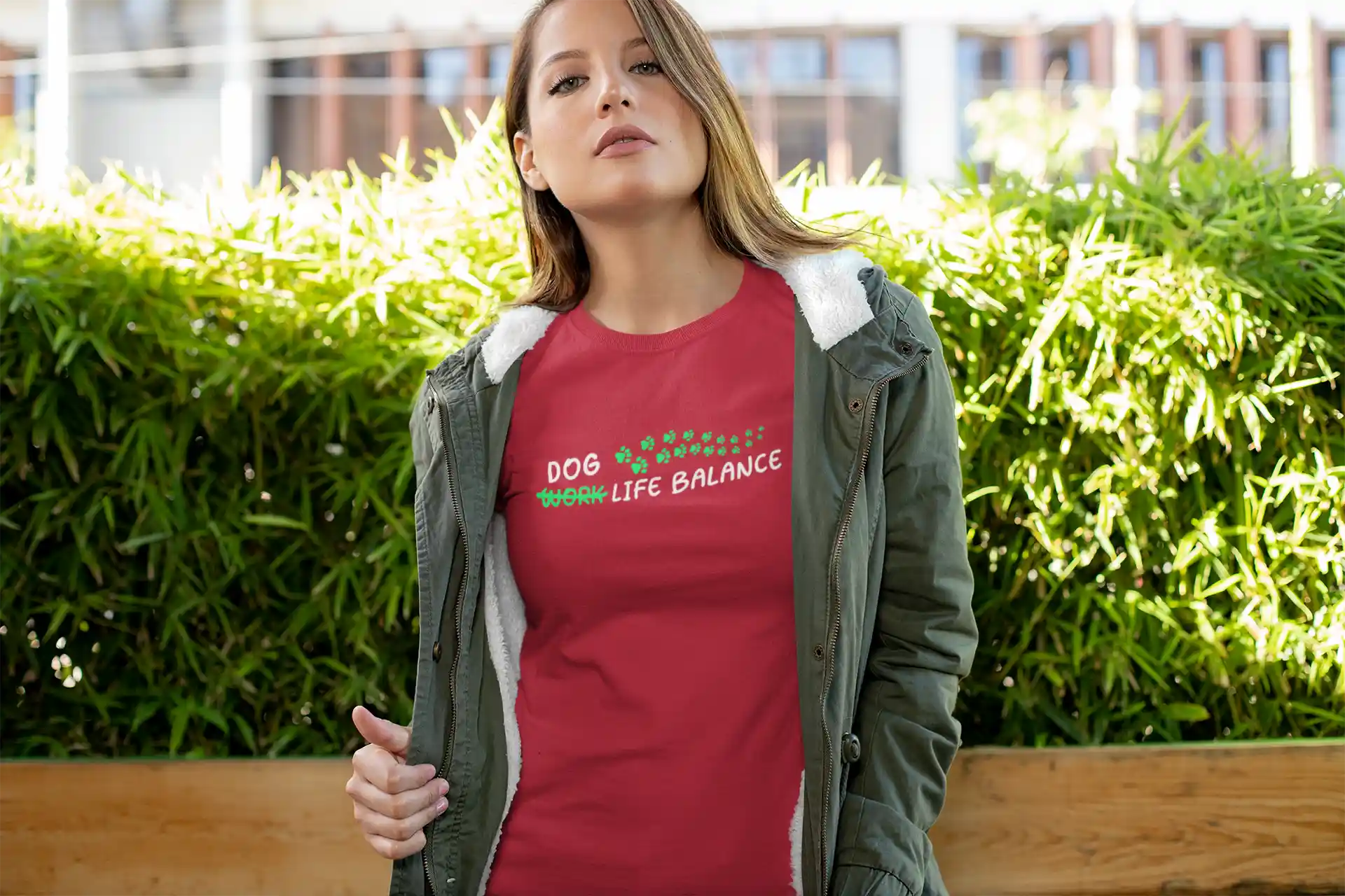 Frau trägt graues T-Shirt mit dem Spruch „Dog Life Balance“ – lustiges Shirt für Hundefans, ideal für Gassirunden, Freizeit oder als Geschenk.