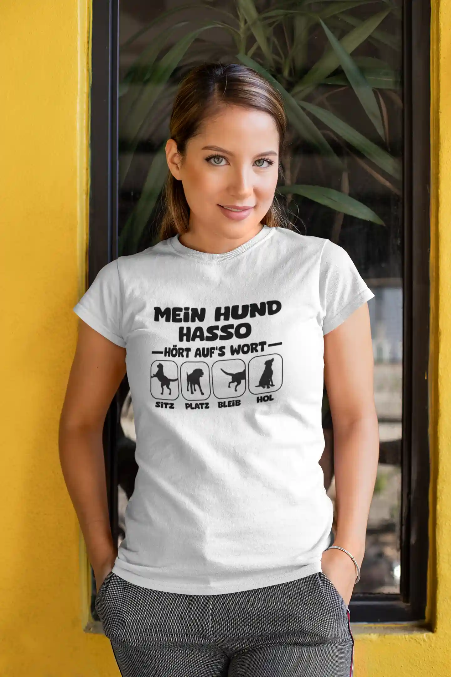 Frau trägt personalisierbares Shirt „Mein Hund hört aufs Wort“ mit individuellem Hundenamen