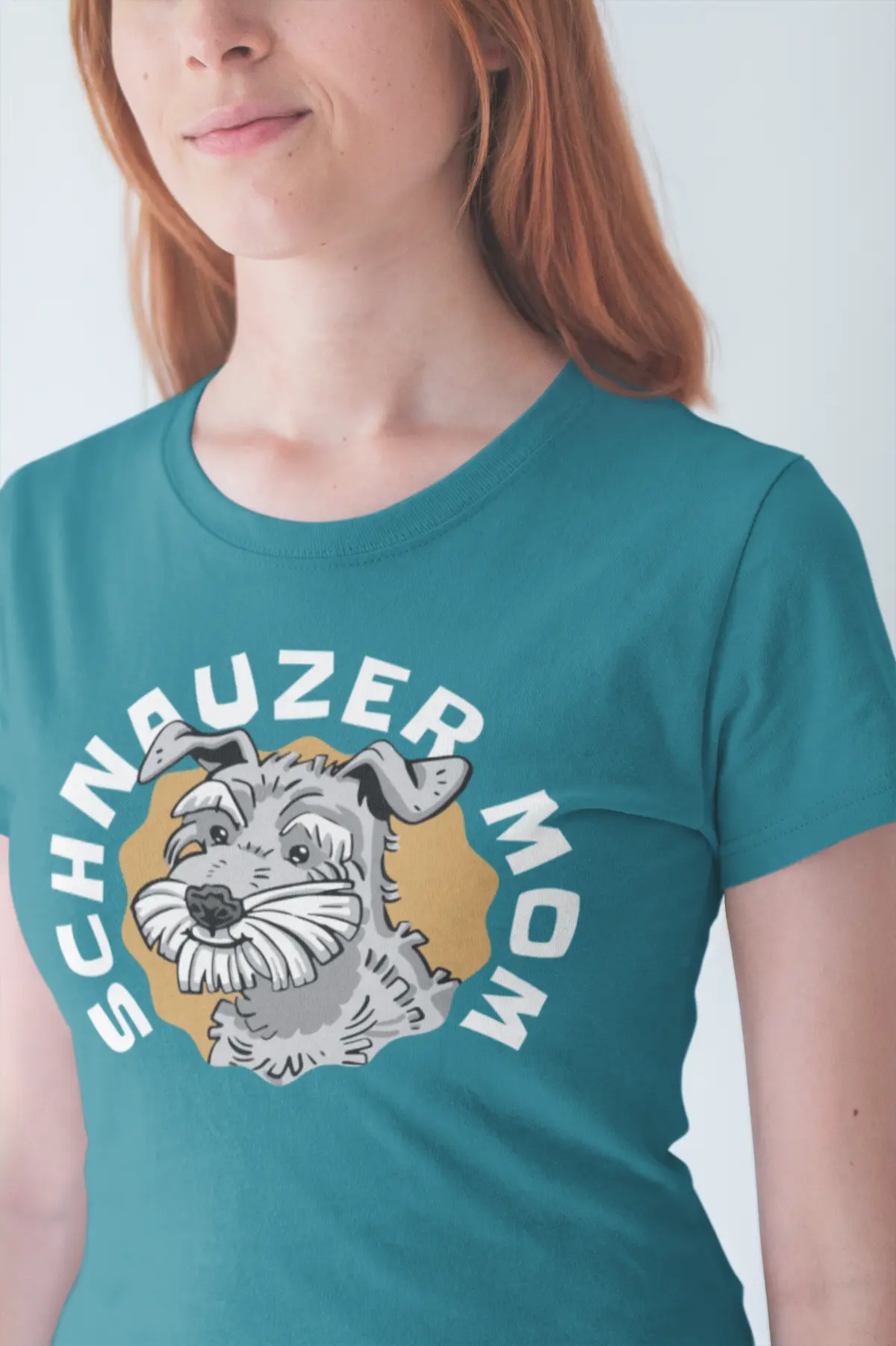 Frau im Diva-Blue T-Shirt mit Schnauzer-Motiv und Schriftzug „Schnauzer Mom“ 